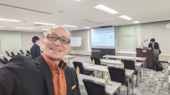 2025年1月16日、仙台市で開催された株式会社アオバヤ主催「第二回Gemini大会」のAI研修レポート。営業、議事録、提案書、デザイン、GAS開発まで、社員18名が披露した実践的なGemini活用事例を講師・酒井とし夫が徹底解説。中小企業・業界団体必見のAI活用最前線。