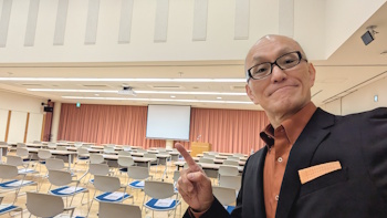 2026年1月20日、小松マテーレ株式会社様の新春ビジネス企業講演会に講師として登壇。心理マーケティング、AI、コミュニケーションを軸に、今年のスローガン「創ろう 想定外の価値」に込められた想いと、現場で感じた企業の力を酒井とし夫が語ります。